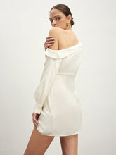 Plissiertes Kleid mit asymmetrischem Kragen
